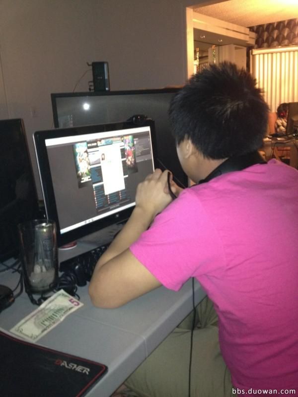 Reginald giggling while skyping. Huehue.jpg 这就是一群宅男 Chaox推特照片大爆料